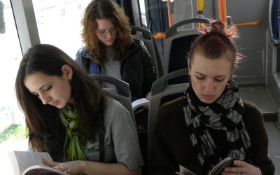 Clujenii citesc maine in autobuze