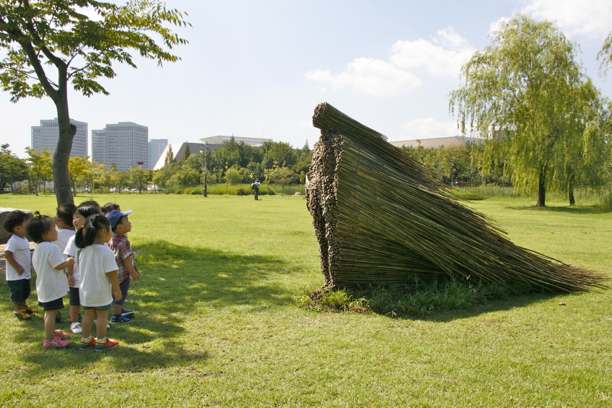 O sculptură masivă din lemn reciclat se construiește la Cluj pentru 18+ Festival