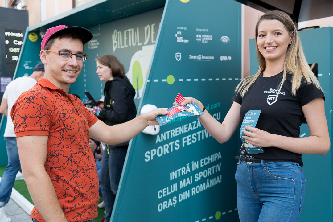 SPORTS FESTIVAL a inaugurat în Cluj prima stație sport smart de bus din țară. Primești bilet dacă faci 20 de genuflexiuni