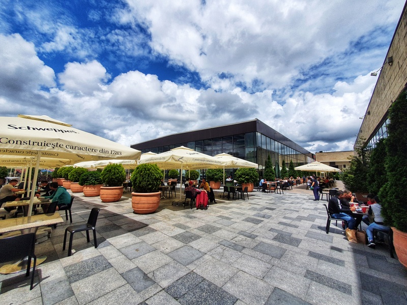 Experiențele din foodcourt se mută pe terasa în aer liber, la Iulius Mall Cluj