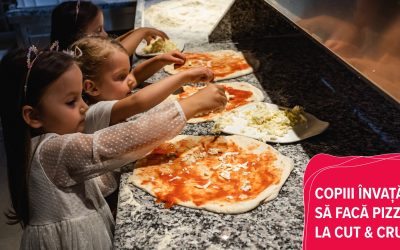 Copiii învață să facă pizza