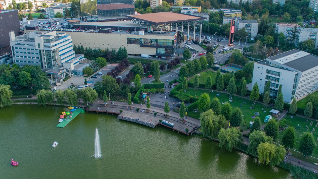 Peste 300.000 de euro investiţie în promenada şI pontonul de pe malul lacului Gheorgheni, din Iulius Parc