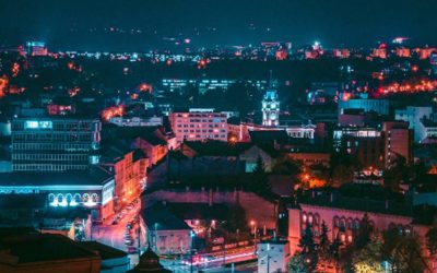 Să explorăm scena dinamică de divertisment din Cluj: de la plăcerile din timpul zilei la agitația de noapte
